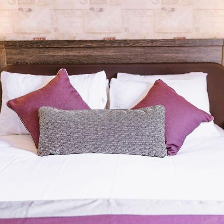 The Bull Hotel Стоуни Стратфорд Екстериор снимка