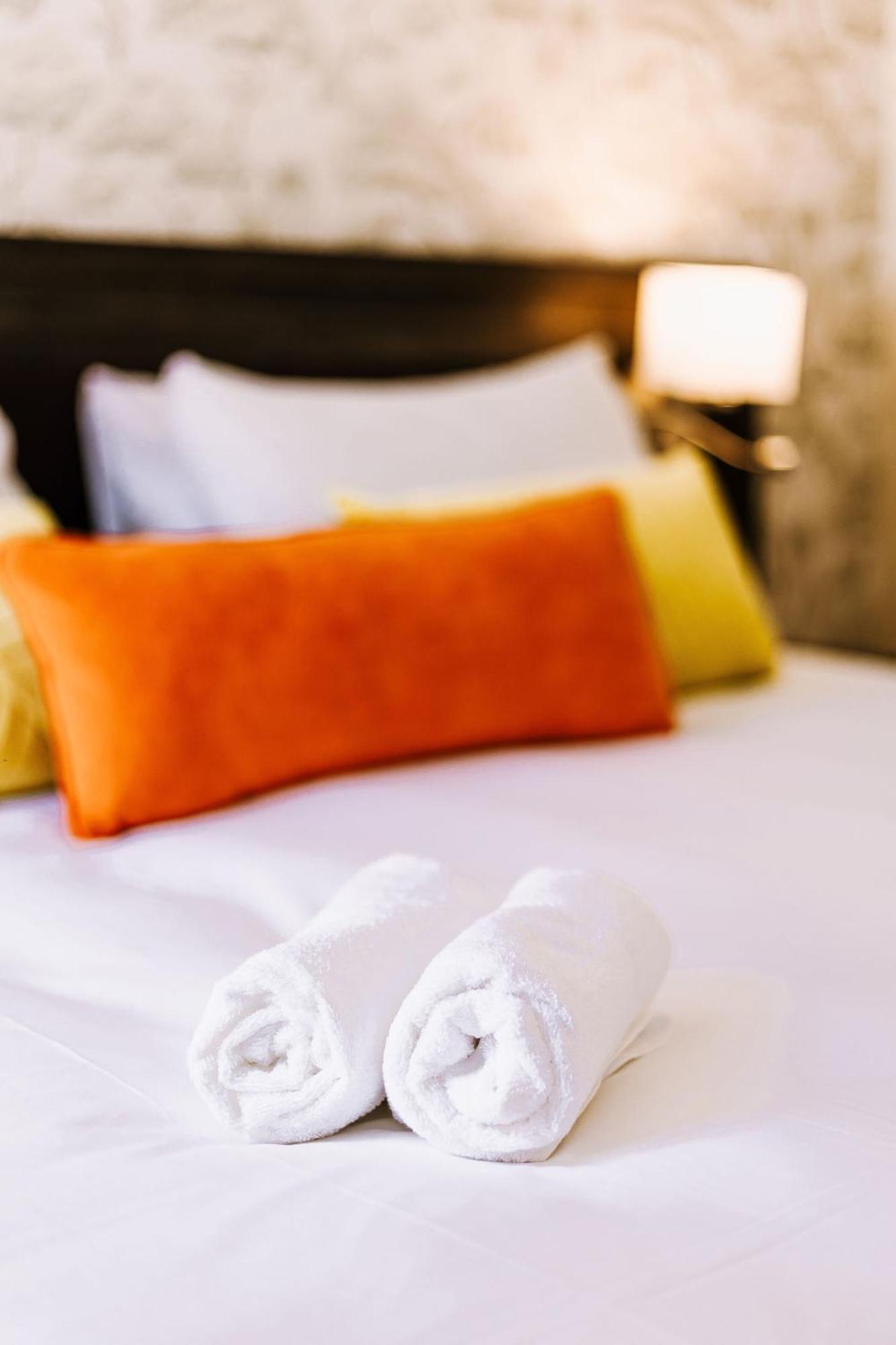 The Bull Hotel Стоуни Стратфорд Екстериор снимка