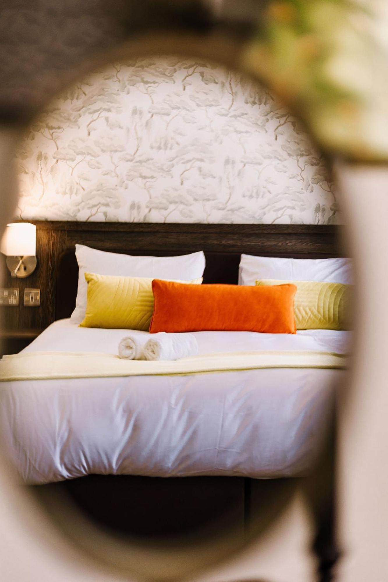 The Bull Hotel Стоуни Стратфорд Екстериор снимка